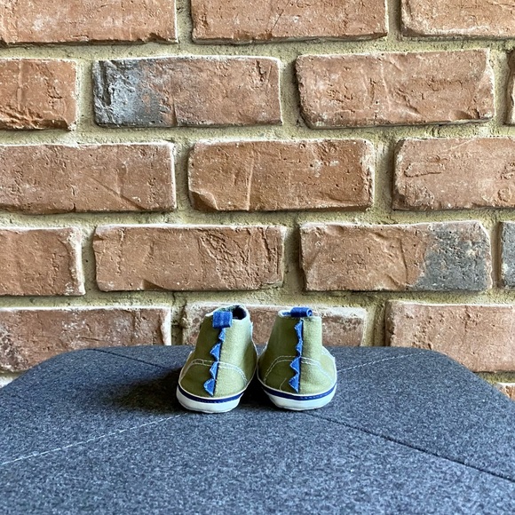 *Free with Purchase* 3-6M Carter’s Green Dino Crib Shoes - Picture 4 of 8